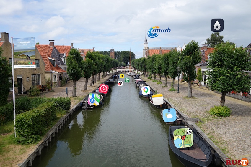 Gracht met boten en historische huizen in IJlst & logo's uit het stuk